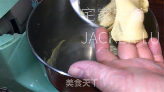 奶酥吐司，绵软拉丝口感如云朵一般，甜蜜奶酥，让整体风味更上一层。的做法步骤：5