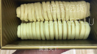 奶酥吐司，绵软拉丝口感如云朵一般，甜蜜奶酥，让整体风味更上一层。的做法步骤：20