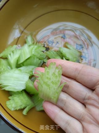 凉拌凤尾芹的做法步骤：6