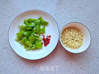 青椒焖虾的做法步骤：2