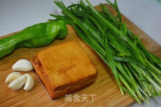 韭菜炒豆干的做法步骤：1