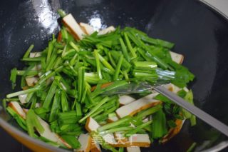 韭菜炒豆干的做法步骤：6