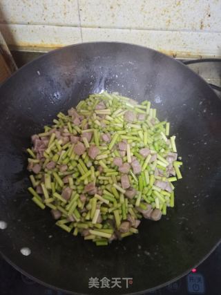 蒜苔炒肉的做法步骤：5