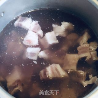 小油菜土豆焖五花肉的做法步骤：1