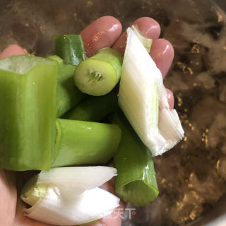 小油菜土豆焖五花肉的做法步骤：4