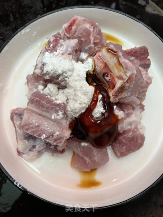 砂锅焗排骨虾仁的做法步骤：2