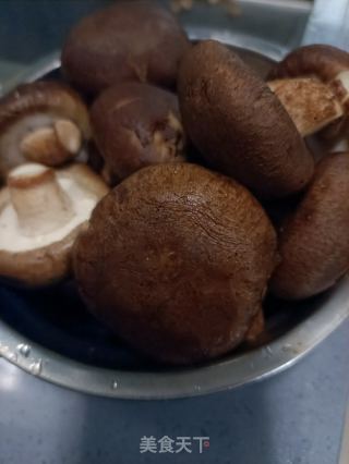 猪肉白菜炒香菇的做法步骤：1
