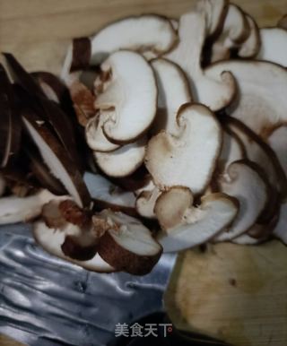 猪肉白菜炒香菇的做法步骤：2