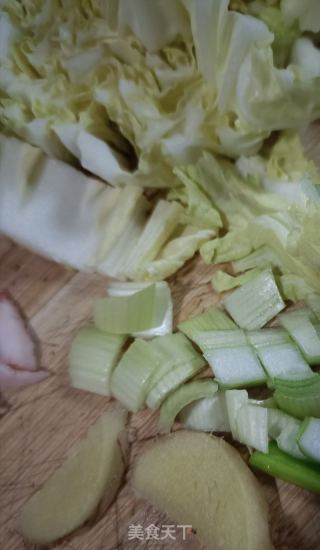 猪肉白菜炒香菇的做法步骤：3
