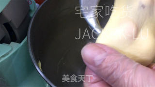 奶香椰蓉面包卷，一次发酵，易出膜超蓬松，浓浓椰香和奶香味。的做法步骤：8
