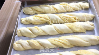 奶香椰蓉面包卷，一次发酵，易出膜超蓬松，浓浓椰香和奶香味。的做法步骤：20