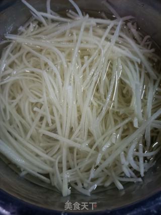 香菜梗炒土豆丝的做法步骤：1