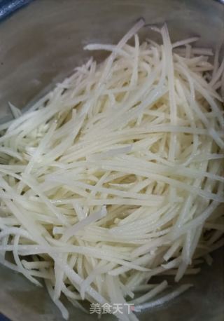 香菜梗炒土豆丝的做法步骤：2
