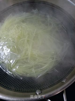 香菜梗炒土豆丝的做法步骤：3