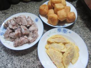 蛋饺油豆腐排骨煲的做法步骤：1