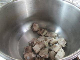 蛋饺油豆腐排骨煲的做法步骤：2