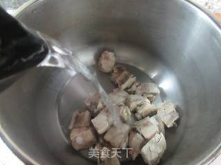 蛋饺油豆腐排骨煲的做法步骤：3