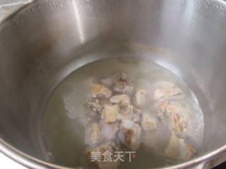 蛋饺油豆腐排骨煲的做法步骤：6
