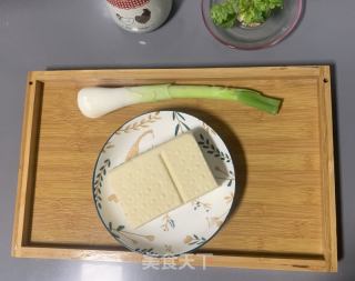 大葱烧豆腐的做法步骤：1