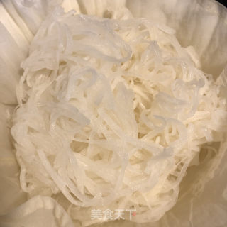 白萝卜鸡蛋水饺的做法步骤：2