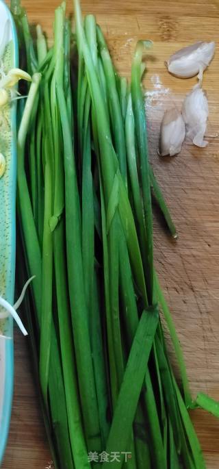 韭菜炒黄豆芽的做法步骤：2