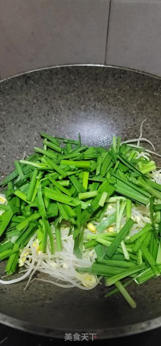 韭菜炒黄豆芽的做法步骤：8