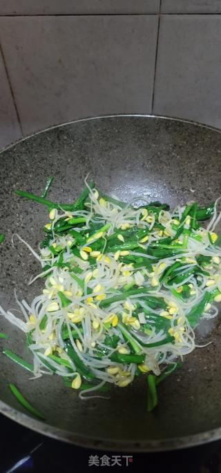韭菜炒黄豆芽的做法步骤：9