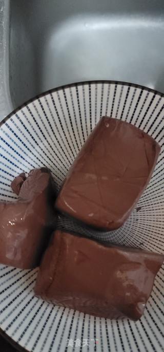 韭菜炒猪红的做法步骤：1