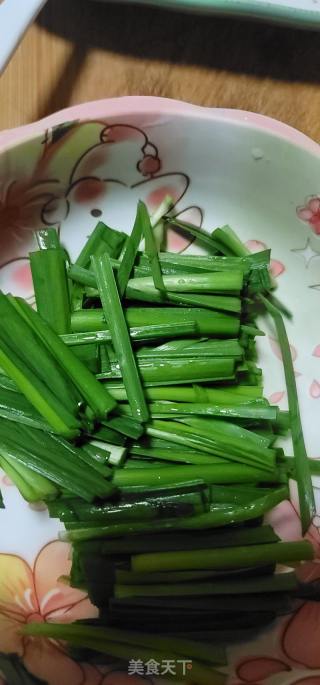 韭菜炒猪红的做法步骤：2