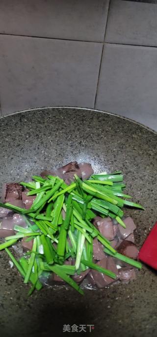 韭菜炒猪红的做法步骤：8