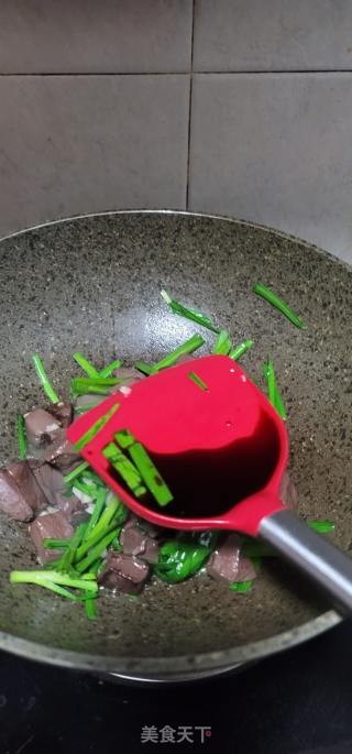 韭菜炒猪红的做法步骤：9