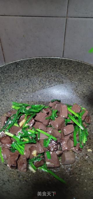 韭菜炒猪红的做法步骤：10