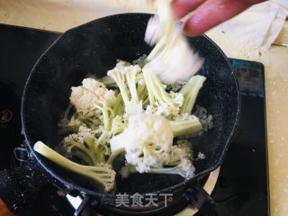 西红柿炒菜花的做法步骤：1