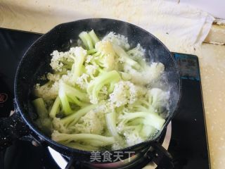 西红柿炒菜花的做法步骤：2
