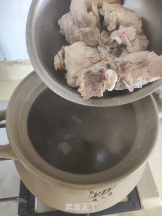 五指毛桃龙骨汤的做法步骤：4