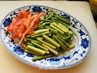 蒜苔红椒过油肉的做法步骤：1