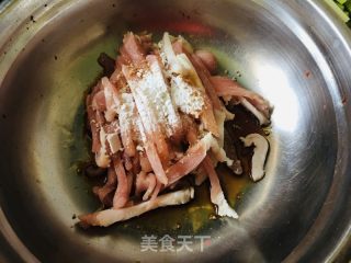 蒜苔红椒过油肉的做法步骤：2