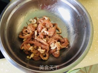 蒜苔红椒过油肉的做法步骤：4