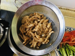 蒜苔红椒过油肉的做法步骤：6