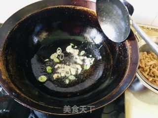 蒜苔红椒过油肉的做法步骤：7