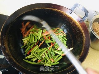 蒜苔红椒过油肉的做法步骤：8