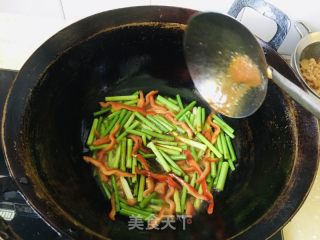 蒜苔红椒过油肉的做法步骤：9