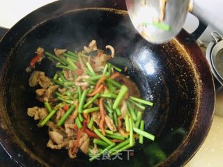 蒜苔红椒过油肉的做法步骤：10