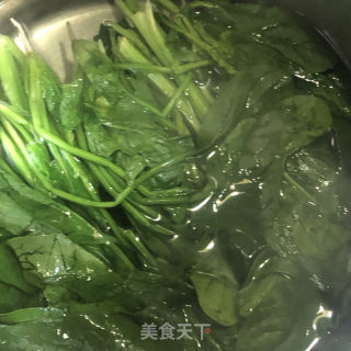 菠菜炒鸡蛋的做法步骤：2
