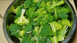 凉拌西兰花的做法步骤：2