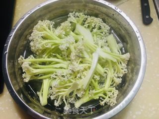 有机菜花炒肉片的做法步骤：1