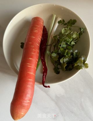 炝拌红萝卜丝的做法步骤：1