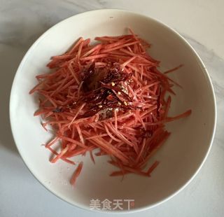 炝拌红萝卜丝的做法步骤：4