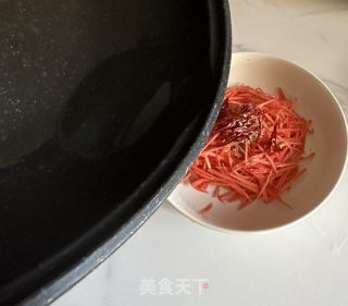 炝拌红萝卜丝的做法步骤：5