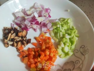 五彩炒饭的做法步骤：1